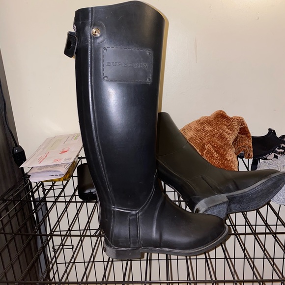 Burberry rain boots - Picture 1 of 5